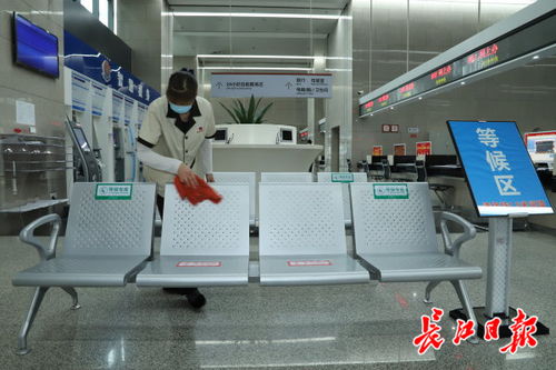 筑牢防疫屏障，武汉市民之家服务窗口每日三次专业消毒保安全